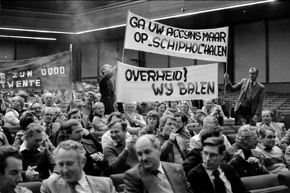 Protest tegen accijnsverhogingen in RAI door sigarenhandelaren, slijters, benzin, Bestanddeelnr 931-1957