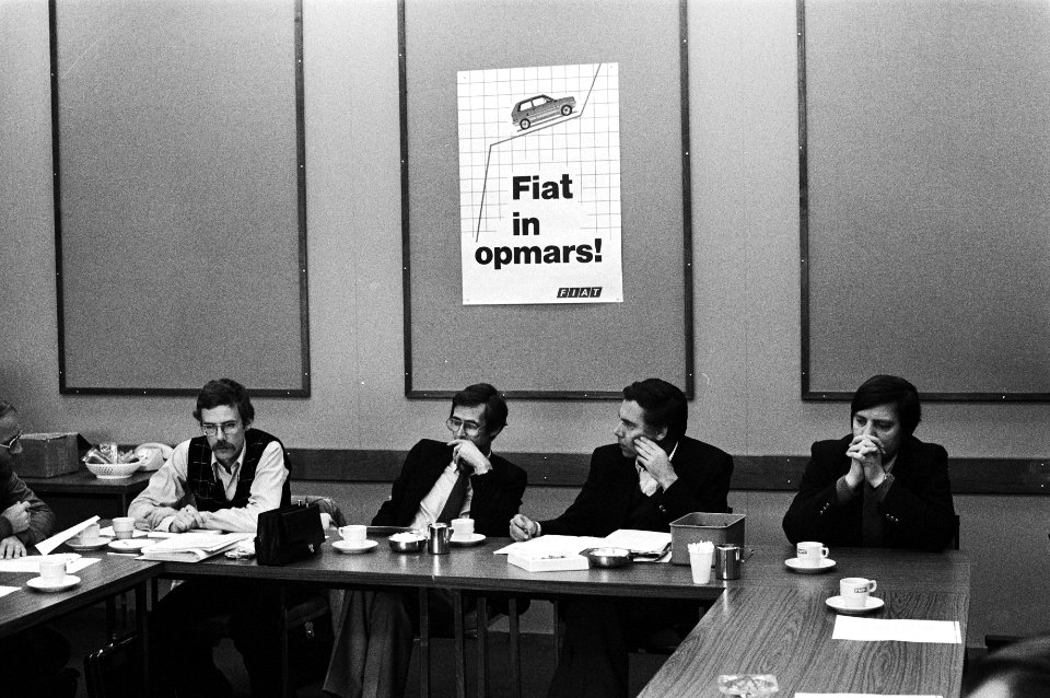 Protestverg. door personeel van Leonard Lang i.v.m. dreigende overname van bedrijf door Fiat Turijn, 4 en 5 persconferentie, Bestanddeelnr 931-4670