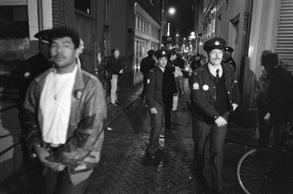 Protestactie politie in Amsterdam massale patrouille s avonds in Wallengebied , Bestanddeelnr 934-3553