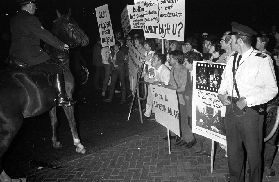 Protestaktie van kunstenaars van de BBK bij de opening van Rembrandttentoonstell, Bestanddeelnr 922-7830
