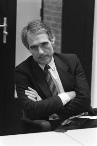 Provinciale Statenverkiezingen 1987 minister De Korte (VVD) tijdens persconfere, Bestanddeelnr 933-9242