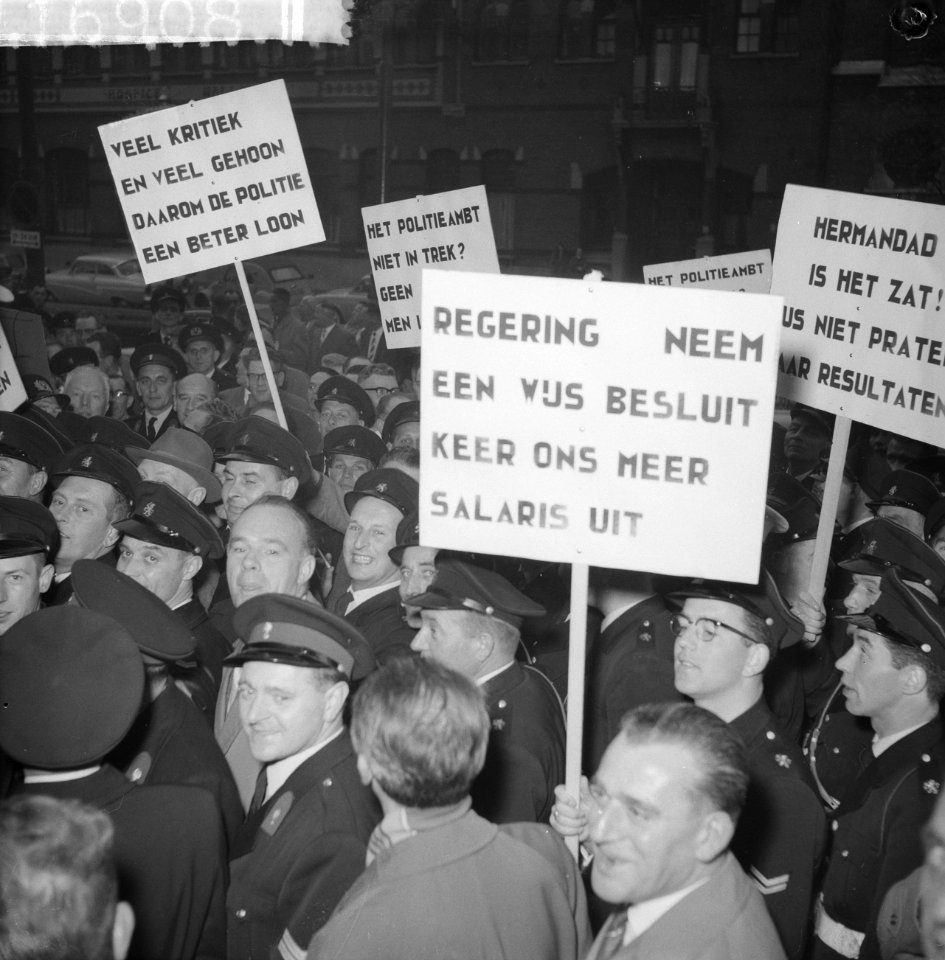 Protestvergadering door politie-ambtenaren tegen loonpolitiek in de regering in , Bestanddeelnr 911-6908
