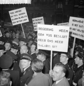 Protestvergadering door politie-ambtenaren tegen loonpolitiek in de regering in , Bestanddeelnr 911-6908