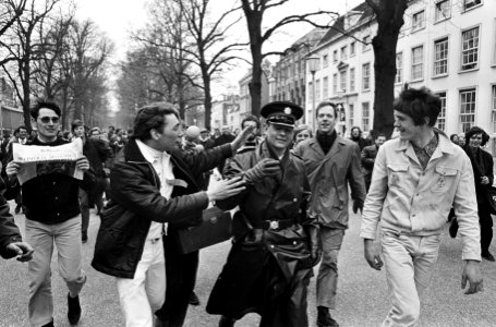 Pro-Vietnam demonstratie in Den Haag , mensen jouwen agent uit, Bestanddeelnr 920-2461