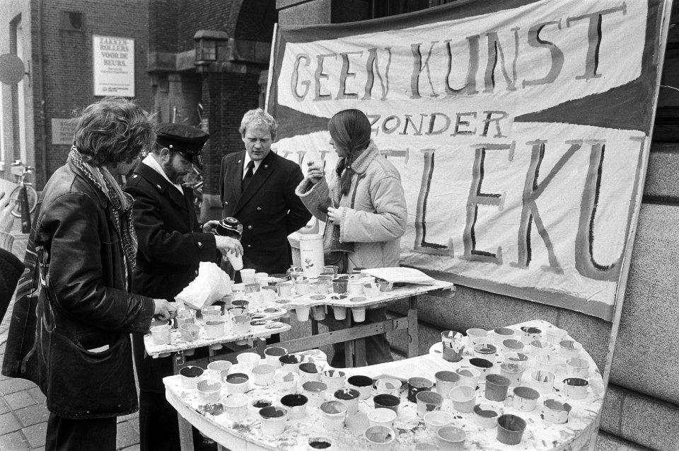 Protest van Amsterdams kunstenaars collectief kukeleku bij het stadhuis ivm drei, Bestanddeelnr 931-9229