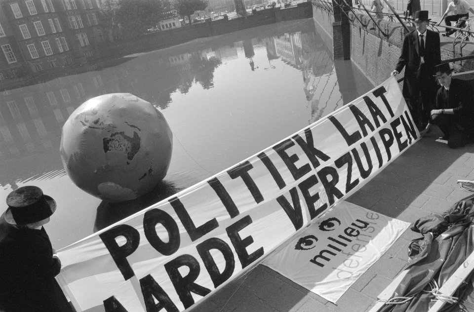 Protest van een milieubeweging, een wereldbol wordt in de Hofvijver gegooid, Bestanddeelnr 934-4606