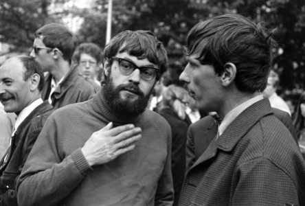 Provotariaat in Vondelpark, Roel van Duyn in gesprek met Luud Schimmelpennink (r, Bestanddeelnr 920-3203