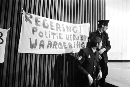 Protestvergadering van ongeveer tweeduizend politiemannen in Congresgebouw Den H, Bestanddeelnr 924-0739