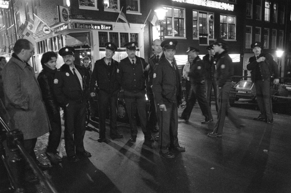 Protestactie politie in Amsterdam massale patrouille s avonds in Wallengebied , Bestanddeelnr 934-3551