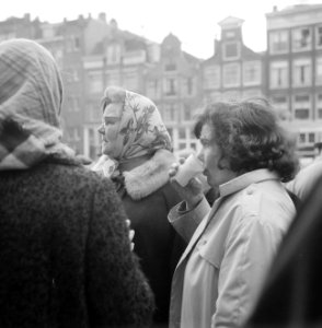 Provo-boot tijdens weekend vernield, provo deelt koffie uit, Bestanddeelnr 920-2010