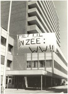 Protest tegen de sluiting van ziekenhuis de Mariastichting aan de Van Heythuijzenweg. NL-HlmNHA 54028454