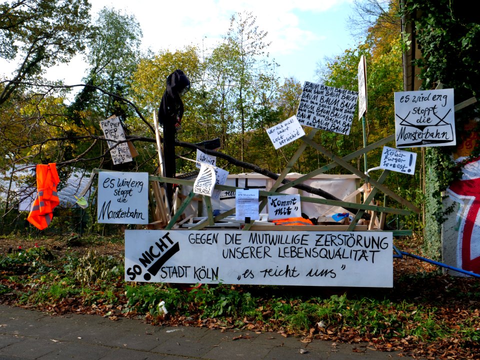 Protest signs at Bonner Straße