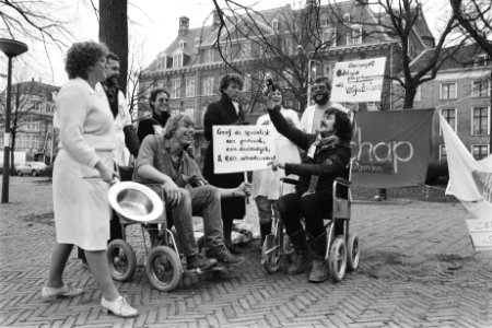 Protestactie van mensen uit gezondheidszorg tegen bezuiniging op de Vijverberg i, Bestanddeelnr 932-8167