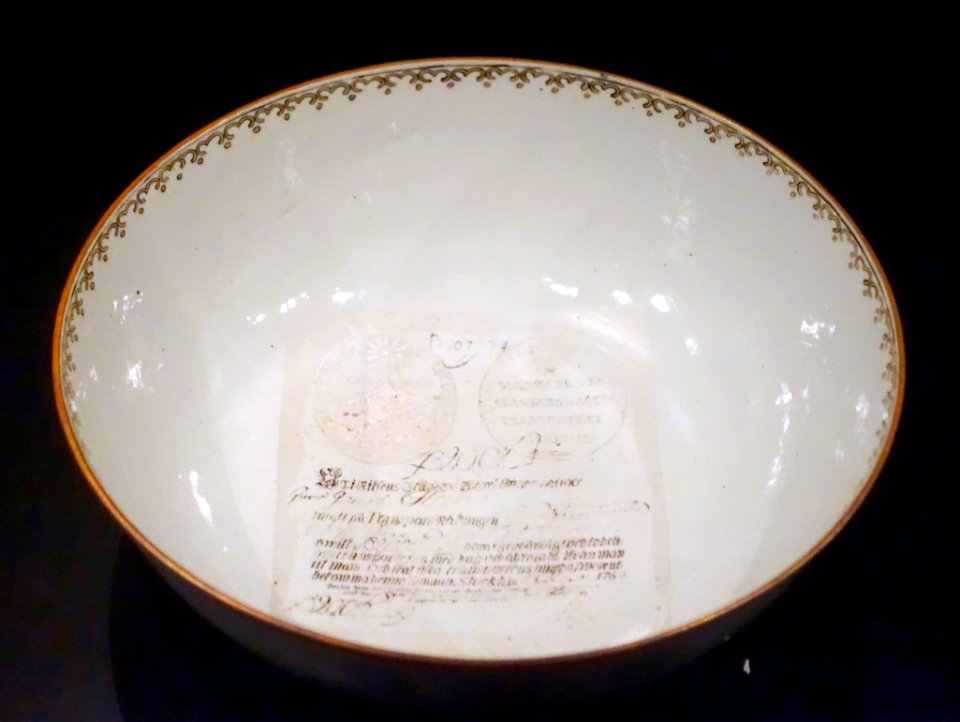 Punch bowl for Swedish arrack, decorated with copies of banknotes, China, Qing dynasty, Qianlong period, c. 1790 AD, porcelain - Östasiatiska museet, Stockholm - DSC09502