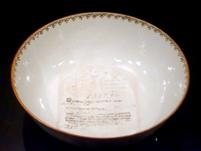 Punch bowl for Swedish arrack, decorated with copies of banknotes, China, Qing dynasty, Qianlong period, c. 1790 AD, porcelain - Östasiatiska museet, Stockholm - DSC09502