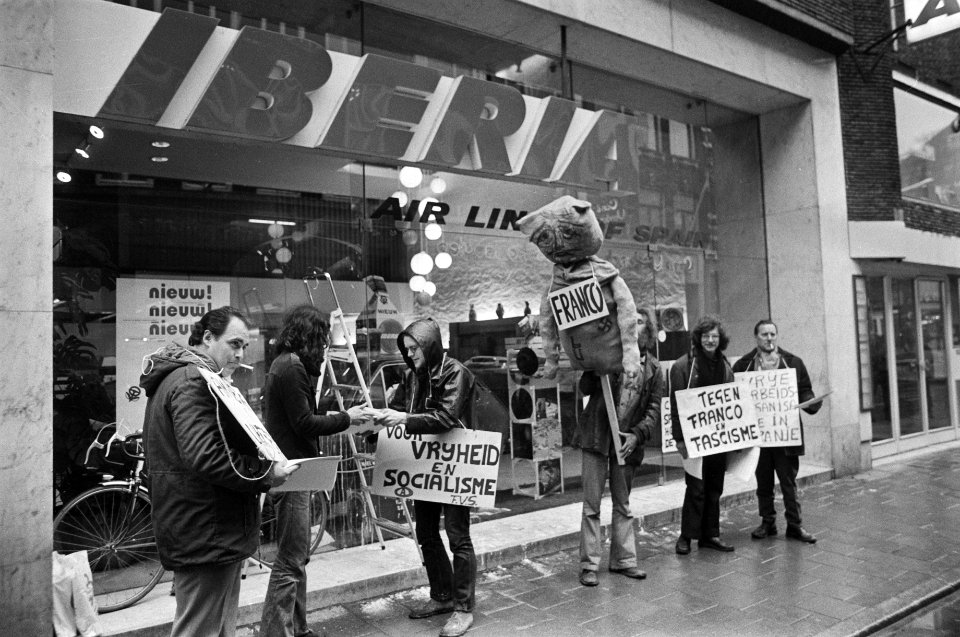 Protestactie tegen Franco-regering voor kantoor Iberia, Leidsestraat Amsterdam , Bestanddeelnr 927-7532