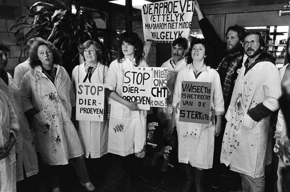 Protest tegen vivisectie bij Bayer in Mijdrecht in kader Wereldproefdierendag, Bestanddeelnr 933-3049