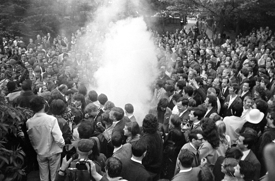 Provotariaat in Vondelpark, rookbom in het park door eigen leden geworpen, Bestanddeelnr 920-3204