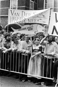 Protest zeevissers tegen quotering en vangstverdeling, demonstrerende vissersvro, Bestanddeelnr 928-5706