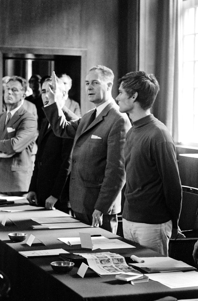 Provogemeenteraadslid Bernhard de Vries tijdens de eedaflegging, Bestanddeelnr 919-5350