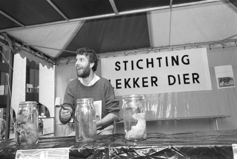 Protest tegen veiling runder-embryos door Lekker Dier Zwolle, Bestanddeelnr 934-1422