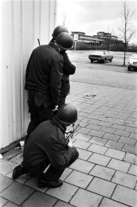 Provinciehuis in Assen bezet door Molukkers bewapende agenten kijken naar provi, Bestanddeelnr 929-6205