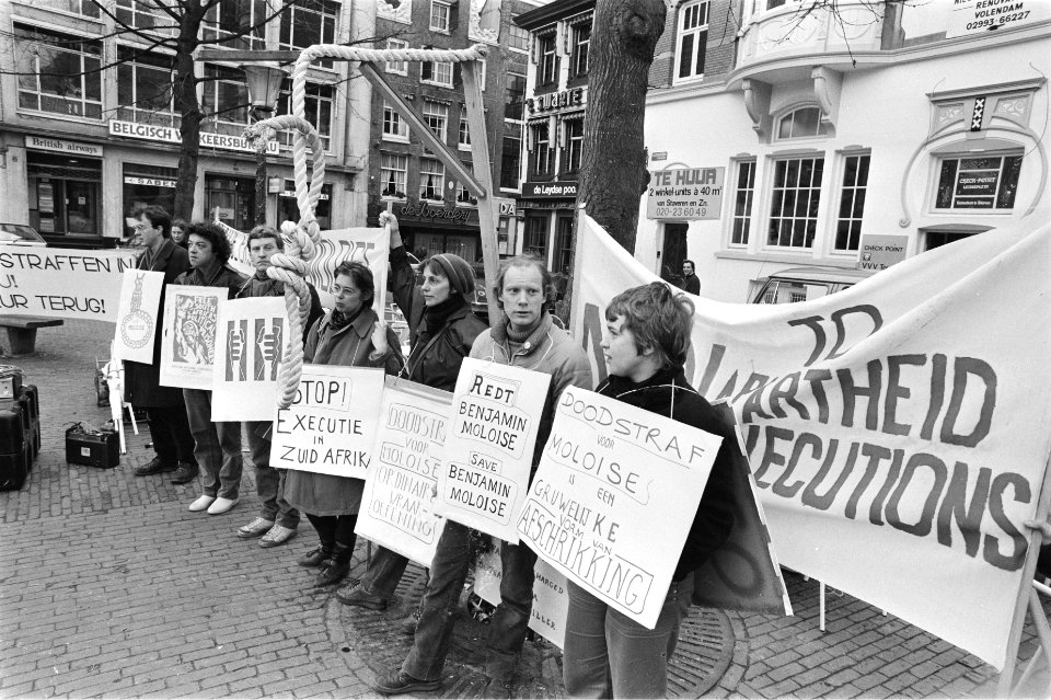 Protest tegen dreigende executie van Zuidafrikaan Benjamin Moloise op Leidschepl, Bestanddeelnr 932-9255