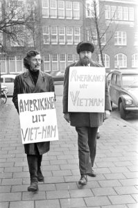 Protest tegen inval in Laos door Amerikanen voor het Amerikaanse Consulaat, Amst, Bestanddeelnr 924-2606