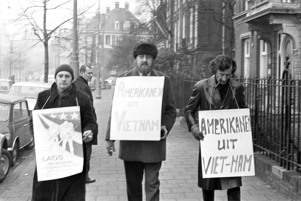 Protest tegen inval in Laos door Amerikanen voor Amerikaans Consulaat, Amsterdam, Bestanddeelnr 924-2609
