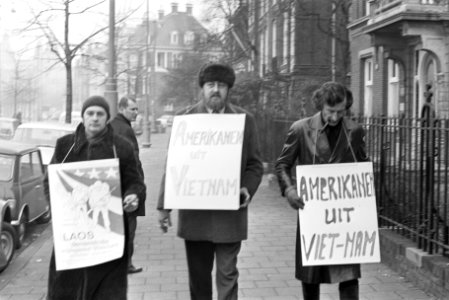 Protest tegen inval in Laos door Amerikanen voor Amerikaans Consulaat, Amsterdam, Bestanddeelnr 924-2609