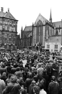 Protesttocht krakers na ontruiming door hun bezette diens Herhuisvesting demons, Bestanddeelnr 930-7554
