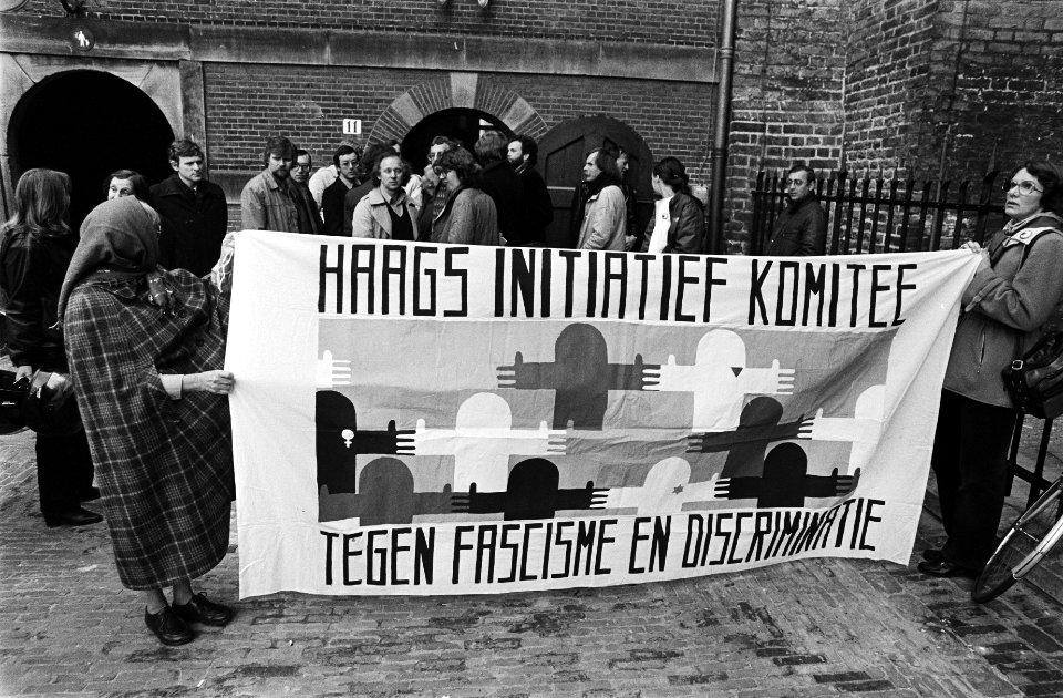 Protest tegen facistische en discriminaire partijen op Binnenhof die niet mee mo, Bestanddeelnr 932-1054
