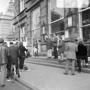 Protestaktie van kunstenaars tegen falend kunst en kultuur beleid muurkrant, Bestanddeelnr 922-4974
