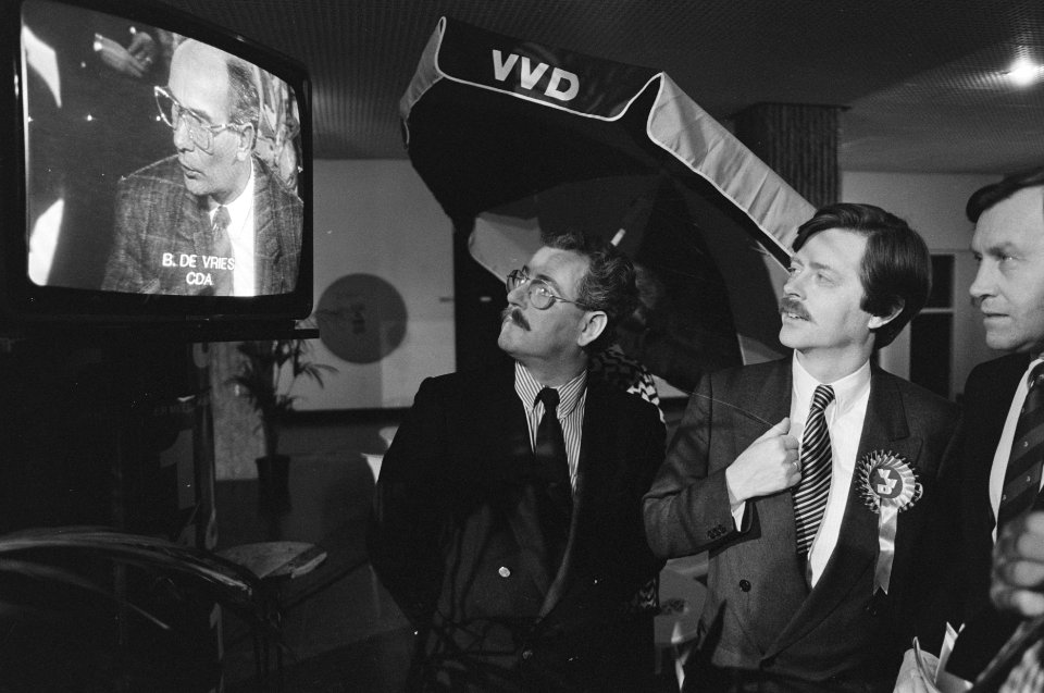 Provinciale Statenverkiezingen 1987 VVD-leider Voorhoeve (r) kijkt naar CDA-col, Bestanddeelnr 933-9241