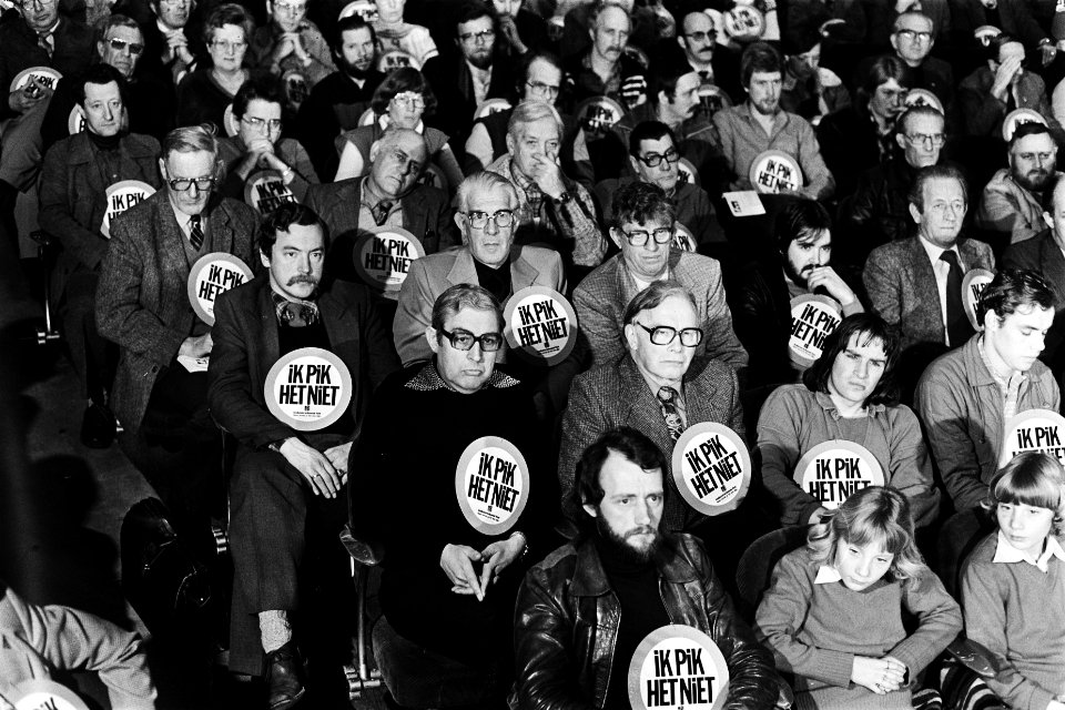 Protestvergadering FNV in Kunstmin in Dordrecht (als afsluiting 1e aktieweek t, Bestanddeelnr 930-6858