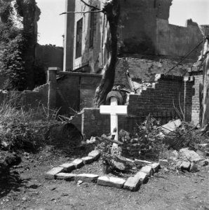 Provisorisch graf tussen de puinhopen, Bestanddeelnr 900-4417