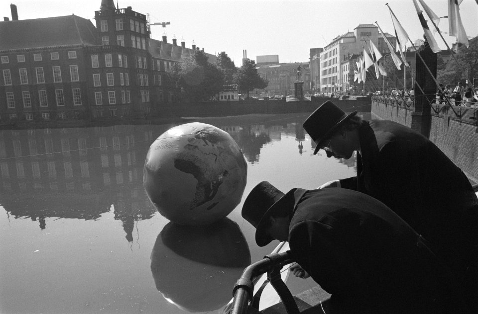 Protest van een milieubeweging, een wereldbol wordt in de Hofvijver gegooid, Bestanddeelnr 934-4605