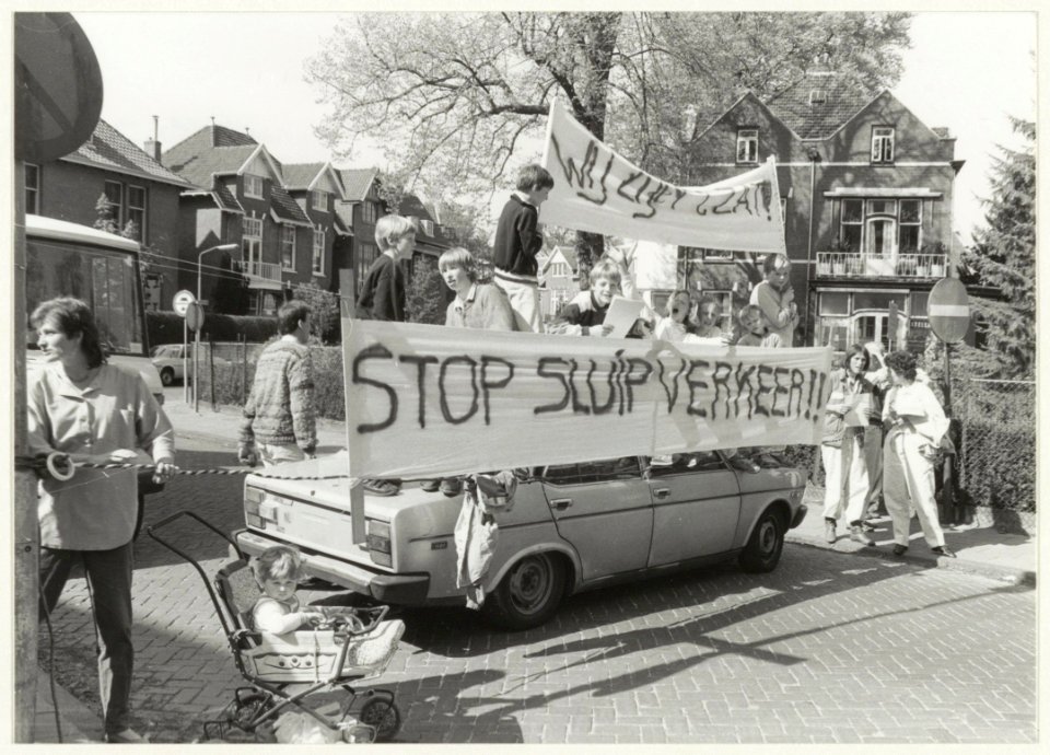 Protest van bewoners van het Westerhoutpark i.v.m. sluipverkeer. NL-HlmNHA 54015366