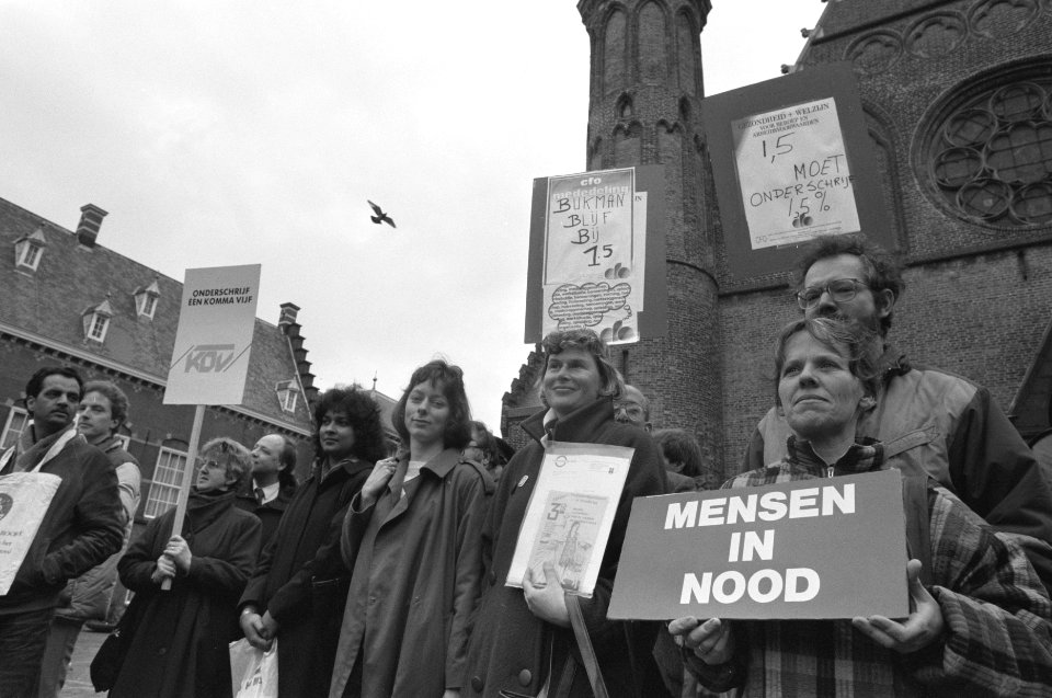 Protest op Binnenhof tegen verminderen ontwikkelingshulp prof. Jan Tinbergen en, Bestanddeelnr 934-2200