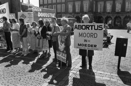 Protest tegen abortus op Binnenhof onder leiding van pater Koopmans (op laatste , Bestanddeelnr 933-7073