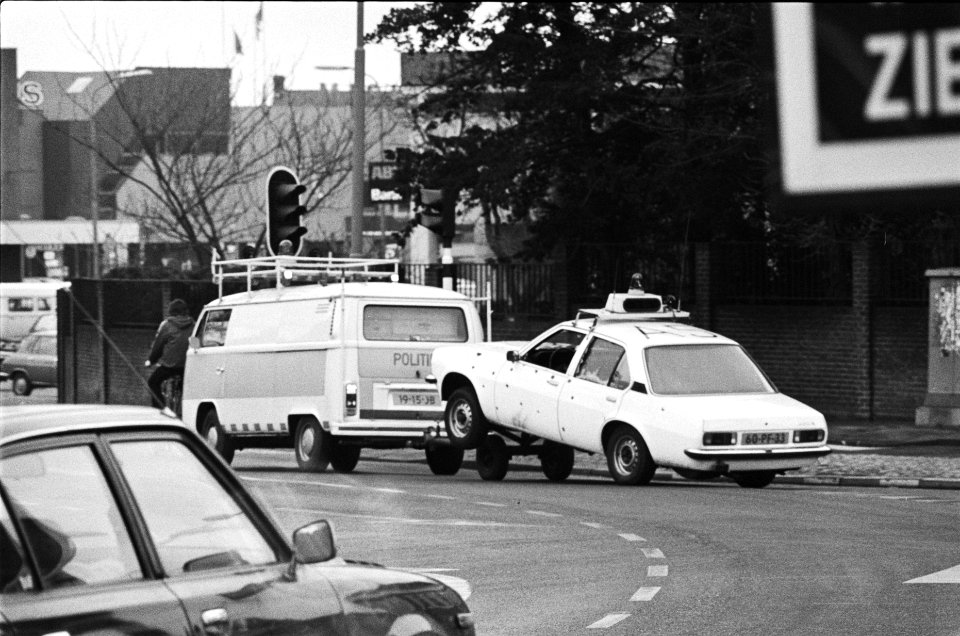 Provinciehuis in Assen bezet door Molukkers bevrijde gijzelaars wegslepen poli, Bestanddeelnr 929-6228