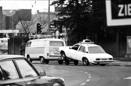 Provinciehuis in Assen bezet door Molukkers bevrijde gijzelaars wegslepen poli, Bestanddeelnr 929-6228