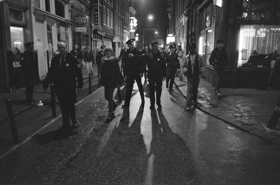 Protestactie politie in Amsterdam massale patrouille s avonds in Wallengebied , Bestanddeelnr 934-3552