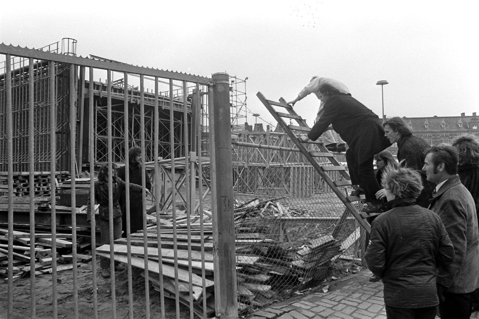 Protest tegen verkeers- en woningbeleid in Amsterdam in de Mozes en Aaronkerk , Bestanddeelnr 925-4497