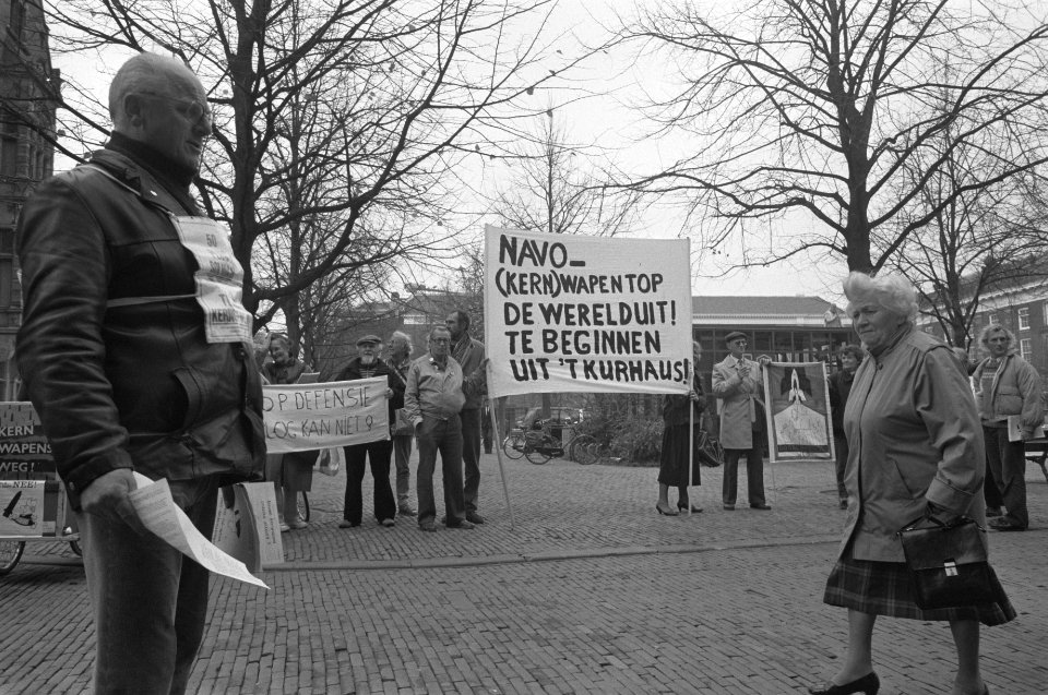 Protest tegen (kern)wapens in Den Haag i.v.m. vergadering Nucleau Planning Group, Bestanddeelnr 934-3470