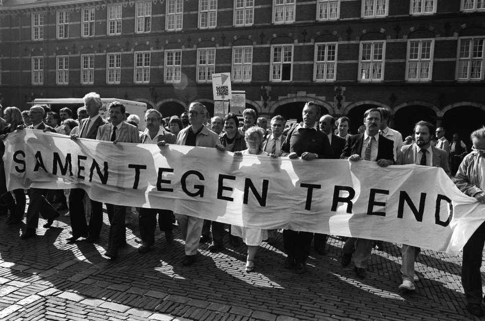 Protest tegen indelen als trendvolger demonstranten op het Binnenhof, Bestanddeelnr 933-4428