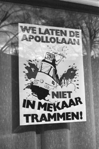 Protestaffiche tegen plannen aanleg trambaan op Apollolaan in Amsterdam, Bestanddeelnr 933-8746