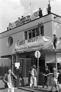 Protestactie bij Shell in Amsterdam Noord in verband met Zuid Afrika, Bestanddeelnr 934-0717