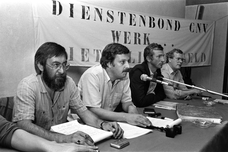 Protestvergadering omroeppersoneel met borden in Hilversum i.v.m. afbreken CAO-o, Bestanddeelnr 932-2058