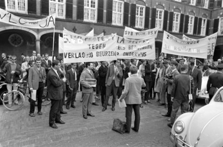 Protestaktie SVB tegen beurzenbeleid, de studenten met spandoeken op Binnenhof, Bestanddeelnr 919-3212